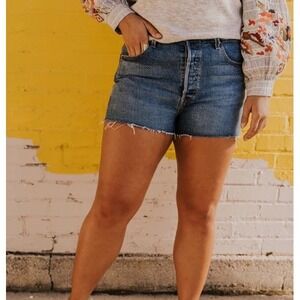 ✨Levi's Med Wash High Rise Raw Hem Mom Perfectly Slimming 512 Denim Short 10